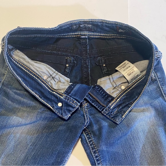 Silver Jeans Suki, boot cut,midrise, distressed 31” waist 27” inseam  8 1/2”rise - Picture 11 of 13